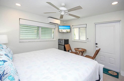 Tradewinds Condo | West End Paradise Sanddollar 7 - Quaint Hotel Style Room near the Beach