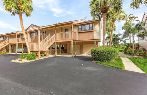 Bokeelia Condo | Captain`s Harbor Condo 2/2 on the water!