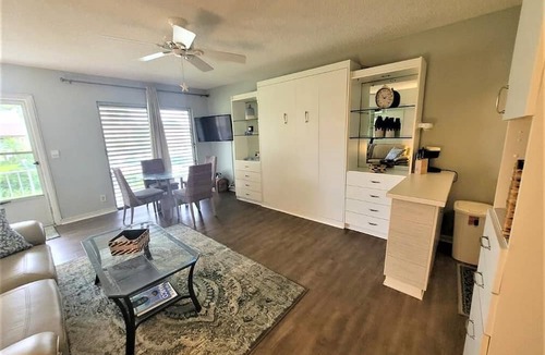 Marco Island Condo | 1BR Marco Island condo with heated pool, WiFi, kitchen, and beach nearby.