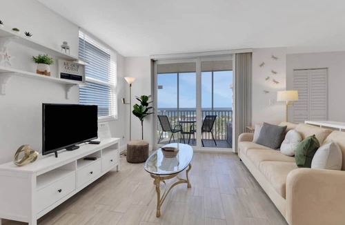 Bonita Springs Condo | GULF VIEW | 8TH FLOOR STUDIO | 2 FULL BEDS | FREE PARKING + WIFI | BEACH GEAR