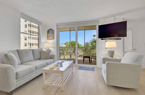Bonita Springs Condo | 3RD FLOOR STUDIO | POOL-VIEW LANAI | KING BED | FREE PARKING | STEPS TO BONITA BEACH