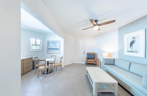 Downtown Boca Grande Historic District Hotel | The Palmetto Inn - Grouper - King 1 Bdrm with Full Kitchen