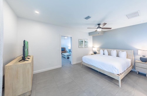 Downtown Boca Grande Historic District Hotel | The Palmetto Inn - Grouper - King 1 Bdrm with Full Kitchen