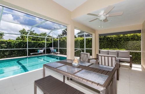 Marco Island House | THE WAVES HOUSE! 7 minute walk to the beach, 2 minute walk to the JW Marriott