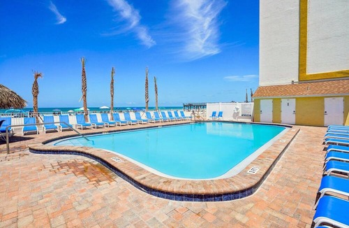 Redington Shores Condo | Penthouse View, Beachfront, Sleeps 10: 604