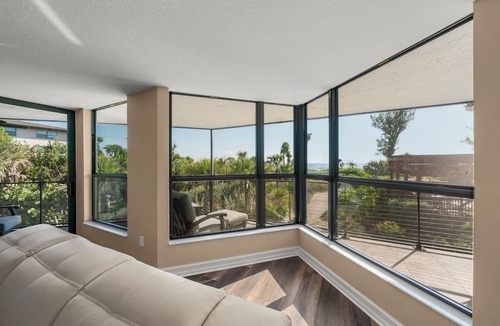 Sanibel Condo | Pine Cove #101 is a 3/2 beachfront Sanibel vacation rental condo