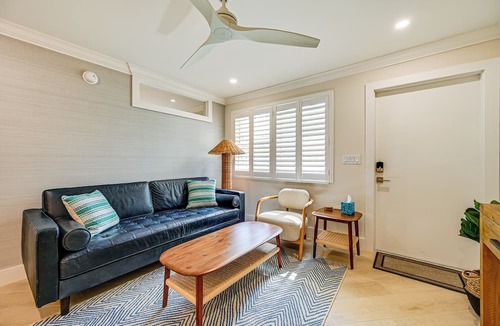 Old Naples Condo | Upscale Naples Condo w/Pool Access: Walk to Pier!