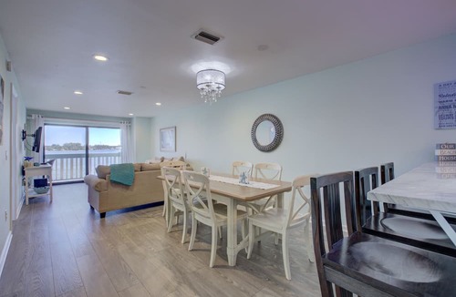 Bradenton Beach Condo | Anna Maria Island Retreat-Beach One Minute Walk-Heated Pool-Free Wi-Fi-Dock-Surr