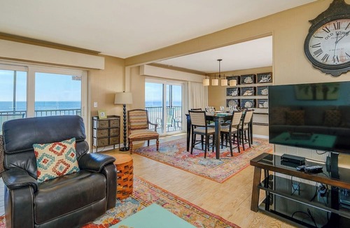 Holmes Beach Condo | Coastal Luxury on the Gulf | Pool, Tennis & Trolley Beachfront Bliss on Anna Maria Island | Sleeps 6