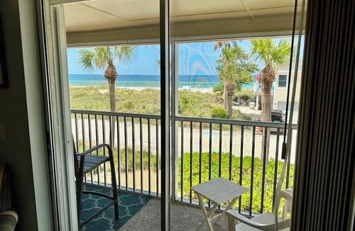 Ilexhurst Condo | Island Beach Club 21 - Anna Maria Island - Condo 2 Bedroom/2 Bath gulf front , maximum occupancy of 4 people.