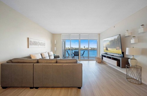 Sunny Isles Beach Condo | Luminous corner condo overlooking the bay | WIFI + Netflix + Parking