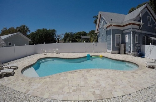 Altamont Manor Apartment | Last-minute deals: heavily reduced prices for unforgettable trips!