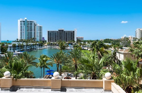 Siesta Key Village Condo | LuLu Kemp Ridley | Heated Pool | BBQ | 4 Min Walk to Beach | Near Shops | Downstairs