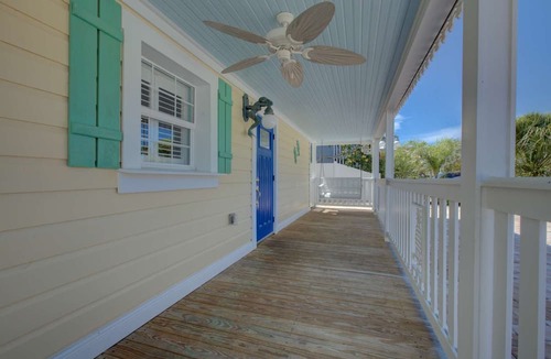 Siesta Key Village Condo | $185 Free Activities Daily, LuLu's Leatherback Near Beach/Village, Heated Pool, Beach Gear Included