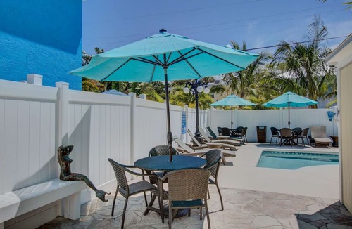 Siesta Key Village Condo | $185 Free Activities Daily, LuLu's Leatherback Near Beach/Village, Heated Pool, Beach Gear Included