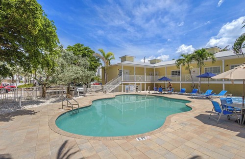 Siesta Key Condo | 2BR Beach & Trolley–Beach Club Siesta 204B by RVA