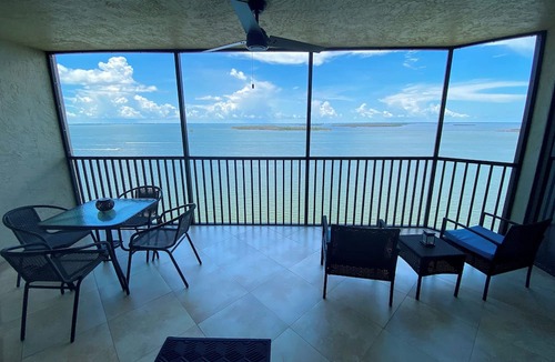 Punta Rassa Condo | Sanibel Harbour Resort Harbour Tower 1116: Relaxing beachfront condo on the 11th floor