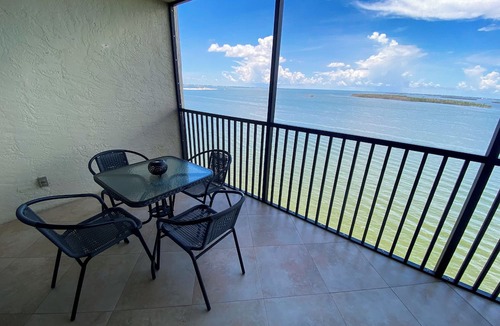 Punta Rassa Condo | Sanibel Harbour Resort Harbour Tower 1116: Relaxing beachfront condo on the 11th floor