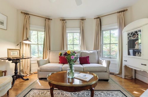 Saluda House | Walk to Main *Outdoor Games* Pet Friendly* Fairy Trail