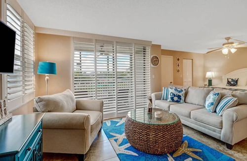 Bonita Springs Condo | REMODELED STUDIO | FREE WIFI | KING BED + QUEEN SLEEPER | FREE PARKING | STEPS TO BONITA BEACH