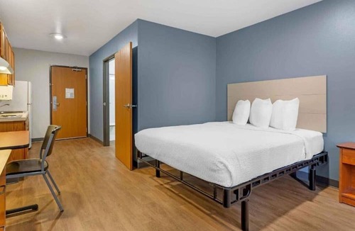 Fort Myers Apartment | Studio 6 Fort Myers|ADA|Full Bed, Tub, Smoking|Kitchen