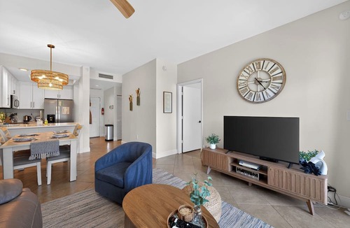 Central Naples Condo | Sunny Naples Getaway- 2BR Condo with Pool, Tennis, & Minutes to Beach