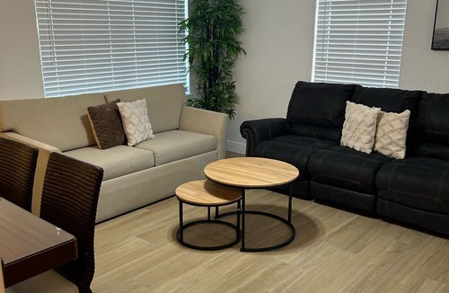 Town N County Park House | Peacefull & Central 2-bedroom house with AC in sunny Tampa