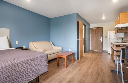 Fort Myers Apartment | Studio 6 Fort Myers|Cozy Full Bed, Nsmk|Kitchen