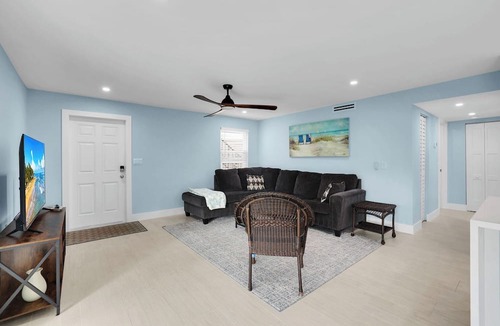 Naples Condo | Walk to 5th Ave + Tin City! Renovated 2BR Lakeview Condo