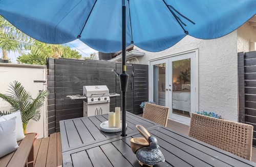 Pass-a-Grille Condo | 🌴Walk to Beach and Restaurants🐬La Barra #103🍹Private Patio with Table/Grill