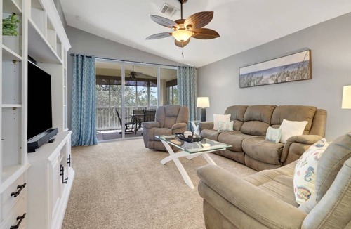 Fort Myers Condo | Resort-Style Living Awaits | Beautiful Colonial Country Club Condo with Water Views & Bikes Included
