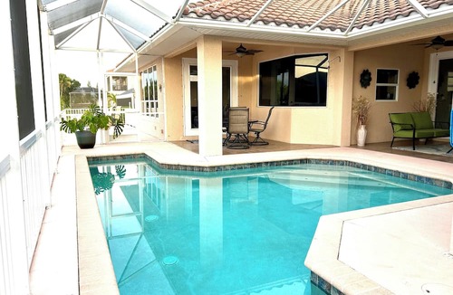 Mariner House | Salty Seahorse Serenade Lake 4-bedroom house in Cape Coral A/C POOL WiFi