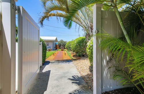 Naples Park Apartment | 1 Mi to Vanderbilt Beach! Walkable Couple’s Haven