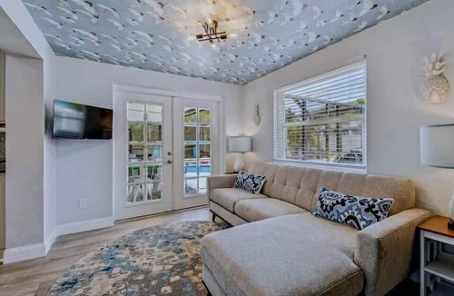 South Pinellas Community Council House | Colorful Pool Paradise w/Bungalow 6 min to Beach