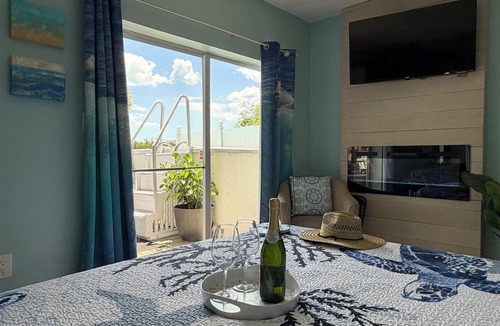 Bonita Springs Hotel | Relaxing Waterfront King Studio in Bonita Springs