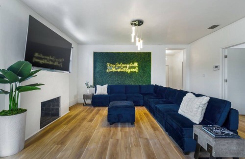 The Roads House | 6BR Central Miami, Outdoor Cinema, Private Pool, Best for Groups