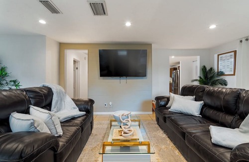 St. Petersburg - Clearwater House | 4-Bedroom Family home in Serene St. Petersburg with Private pool & Gym