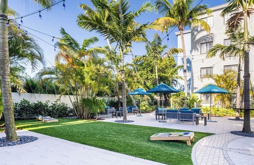 Park Shore Hotel | Close to Beaches w/Breathtaking Sunsets | Free Breakfast