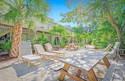 Siesta Key Apartment | Gertrude's Siesta | 8-steps to Beach Path! 4-min Dining & Music! Hammocks, Snorkeling, Sunsets!