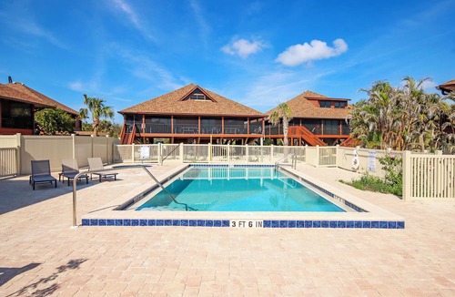Sanibel Condo | Relax on your private deck with Gulf views Sanibel Island - Pet Friendly - Signal Inn 09