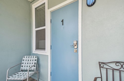 Bay Esplanade Apartment | Enchanted Inn; 7 Private King Suites Sleeps 16! Waterfront, Pool, Fishing Dock, Boat Docks & Tiki Bar!