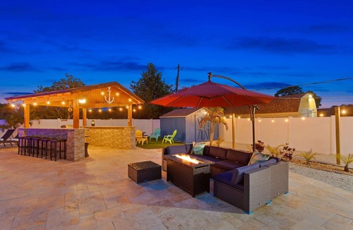 Palma Sola House | Heated Pool+Waterfall, Party Hut & Game Room