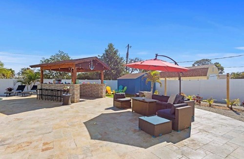 Palma Sola House | Heated Pool+Waterfall, Party Hut & Game Room