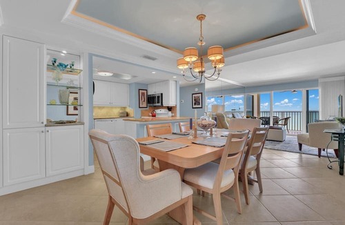 Moorings Condo | Naples Continental Club 710 - Beachfront Moorings Condo!