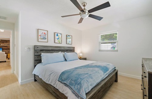 Arlington Park House | Charming 2-bedroom house in lovely Sarasota with AC, WiFi