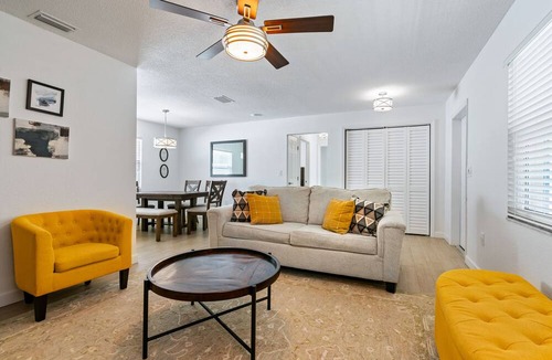 Arlington Park House | Charming 2-bedroom house in lovely Sarasota with AC, WiFi