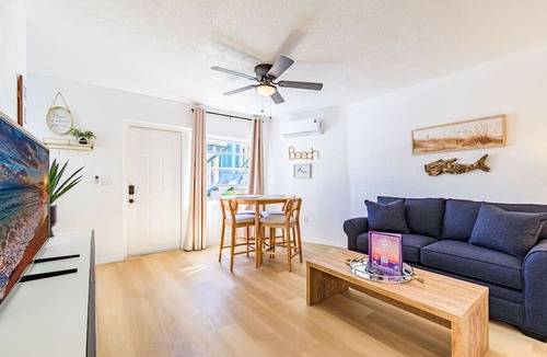 Bay Esplanade Apartment | Waterfront Courtyard Condo 2 Blocks to Beach