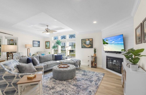Truckland House | Spacious and cozy! 3 min from beaches, Prime location with shopping & dining!