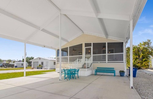 Truckland House | Spacious and cozy! 3 min from beaches, Prime location with shopping & dining!