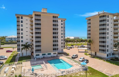 Bonita Springs Condo | Walk to Bonita Beach l Sunset Views l Pools l Bikes Available